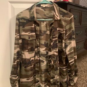 Women’s medium long sleeve button down shirt